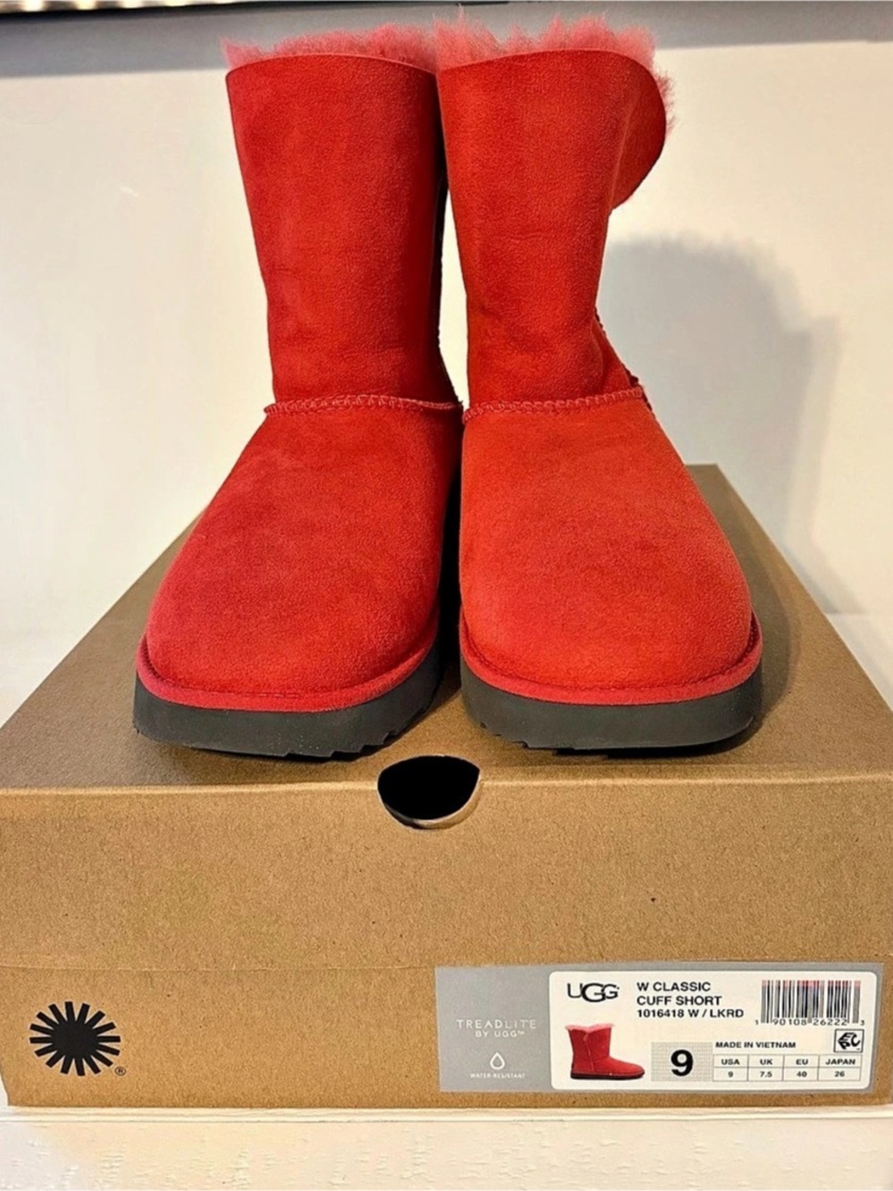 UGG Classic Cuff Short Red US 9 Like New (WORN ONCE)
